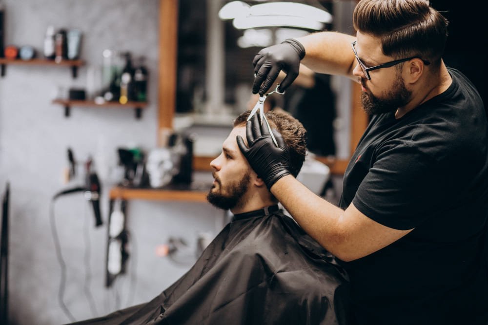 cliente-fazendo-o-corte-de-cabelo-em-um-salao-de-barbearia (1)