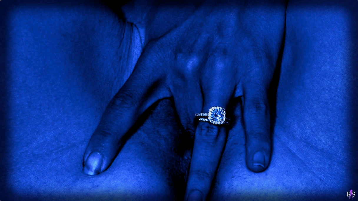 Esposa morena linda fode com negão pirocudo, corno Chuck limpa gozada escorrendo em 4K HDR.