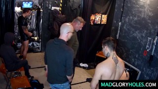 Putaria pesada em festa liberal com gangbang de pirocões monstruosos.