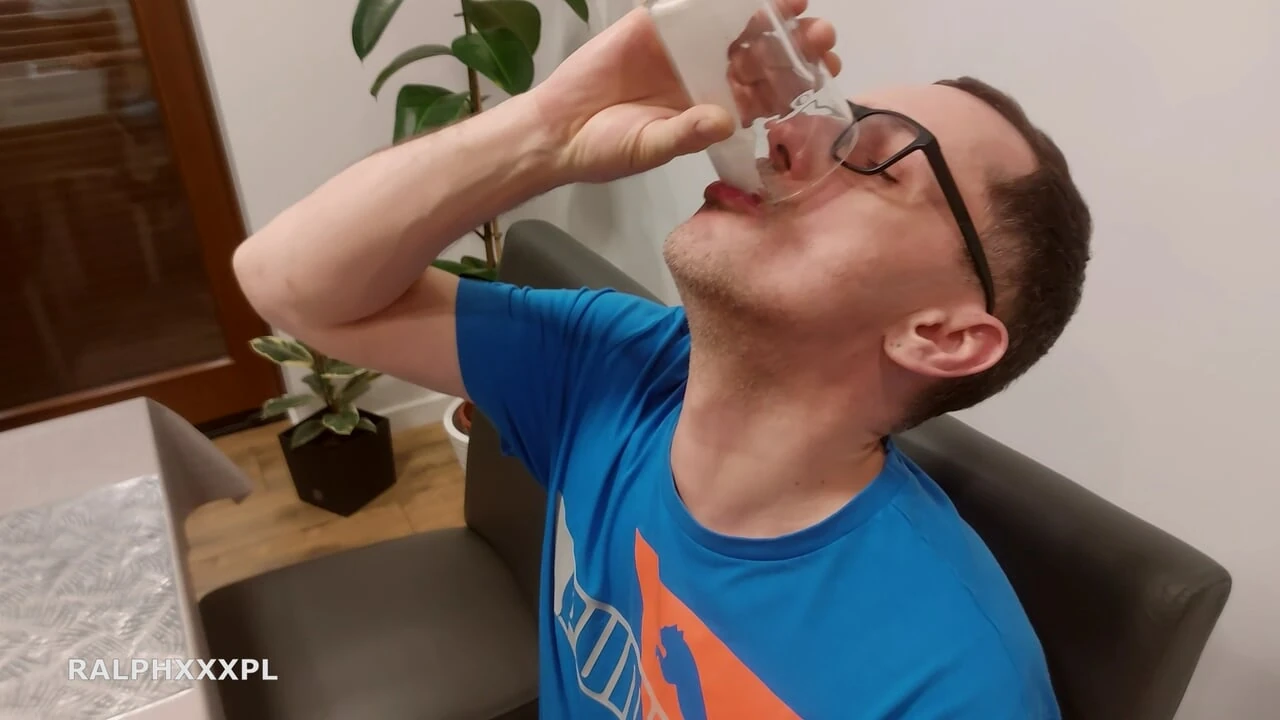 Café com porra do amigo do marido para corno.