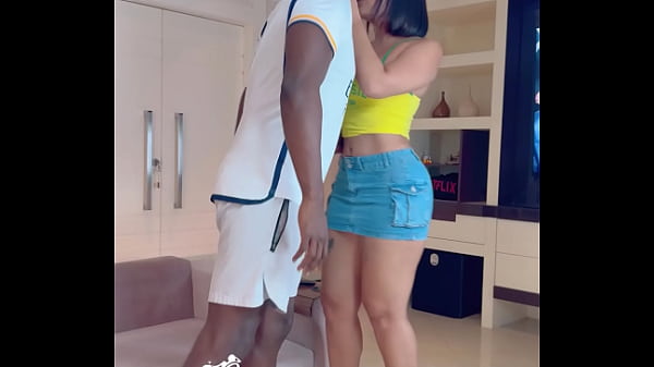 Corno perde aposta e assiste negão pirocudo foder a noiva japonesa sem camisinha.