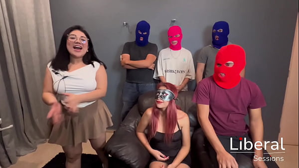 Esposa liberal joga “gira a garrafa” com solteiros, corno marido assiste. Chupa pica de todos.