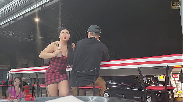 Fui na pastelaria, corno me desafiou a pegar o novinho lá, chupa corno, eu peguei e fodi no estacionamento.