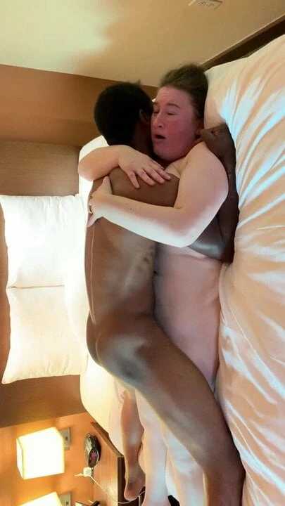 Negão pirocão fode MILF esposa safada forte na frente do corno.