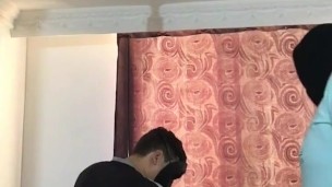 Eu como uma gata magra sexy de quatro e depois ela chupa o pau do meu amigo.