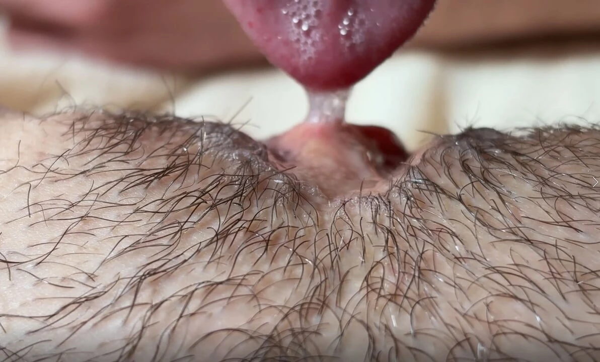 Jamais! Nunca beija uma buceta molhada. Vicia.