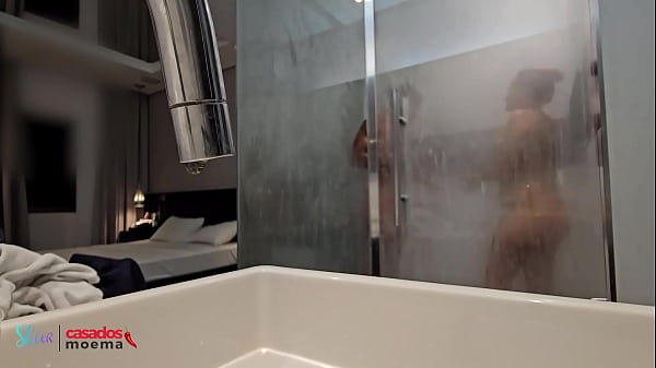 Corninho do marido assistindo a esposa tomar banho com outro negão.