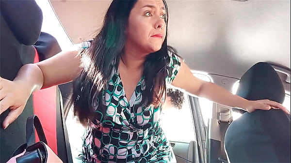 Enteado fode a madrasta no banco de trás do carro.