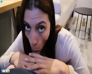 Consertando o ar-condicionado, o consertador parte pra cima, sexo gonzo fervendo!