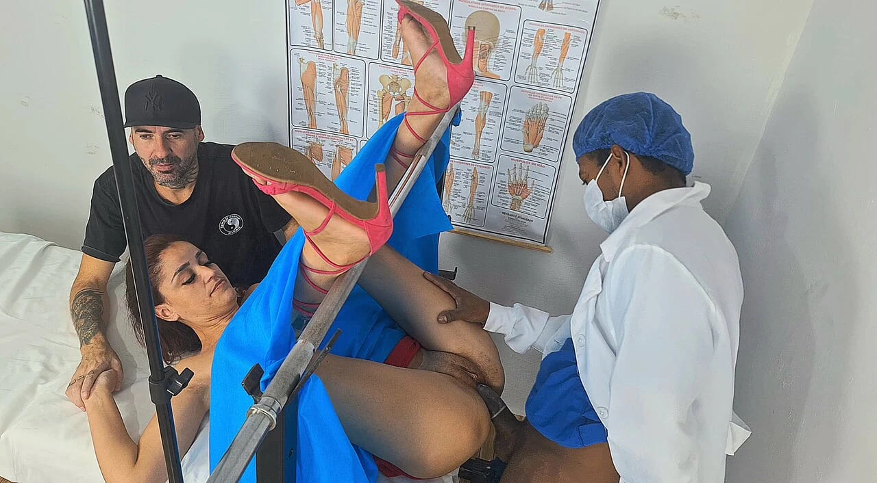 Ginecologista dotado fode esposa do corno durante exame!