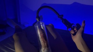 Brincando com minha pica gostosa e uma bomba de vácuo.