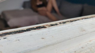 O jardineiro me observa e me rega com sua pica.